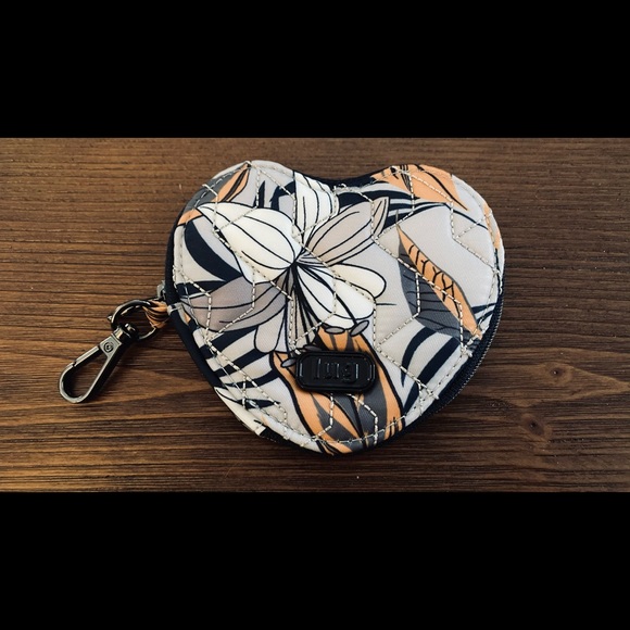 Lug Heart Pouch - Picture 1 of 2